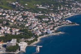Ustaški simboli na službenom ulazu u zgradu opštine u Hrvatskoj