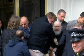 Šta je Asanž uzvikivao dok su ga hapsili?