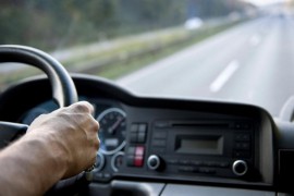 Pijan bez vozačke upravljao kamionom dok je pričao na telefon