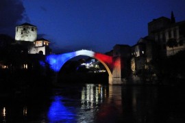 Stari most u Mostaru osvijetljen bojama francuske zastave