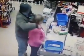 Stavio ženi nož pod grlo i opljačkao market, video objavljen na ...