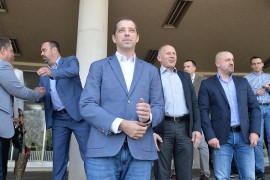 Đurić: Deset autobusa sa Srbima zaustavljeno na prelazu