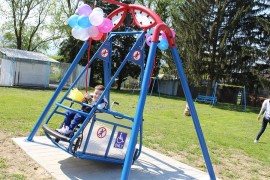 U zavodu "Dr Miroslav Zotović" postavljena ljuljaška za djecu koja ...