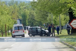 Izbjegavao mačku pa udario u drvo