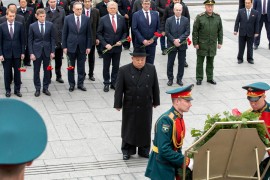 Pogledajte kako tjelohranitelji spremaju stolicu za Kima