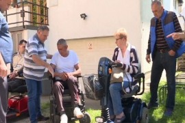 Župnik iz Doboja poklonio sugrađanima električna invalidska kolica