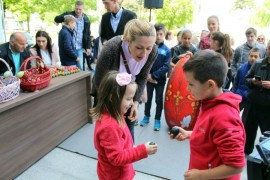 Kosovka djevojka na najljepše oslikanom vaskršnjem jajetu