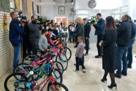 Cvijanovićeva posjetila djecu u domu, poklonila im bicikle