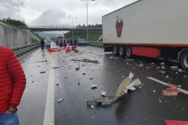 Sudar dva kamiona na autoputu, ćevapi i piletina završili na cesti