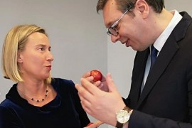 Mogerinijeva i Vučić se tucali jajima, rezultat "diplomatski"