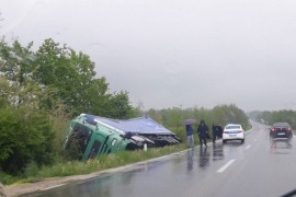 Šleper sletio sa puta kod Prijedora, povrijeđen vozač