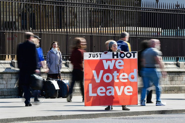 Britanski poslanici odbacili sva četiri prijedloga za Brexit