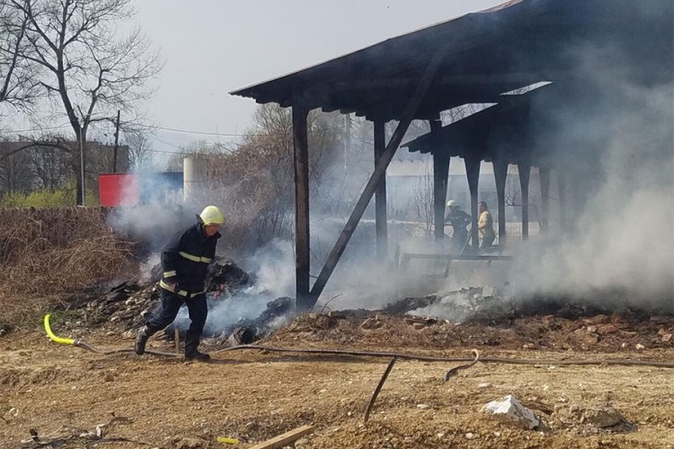 Požar u Visokom, vatrogasci na terenu