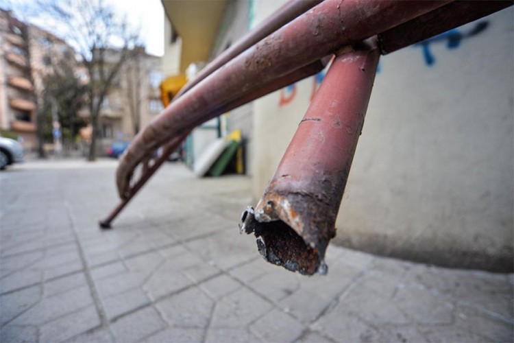Metalna ograda pala s drugog sprata, nema povrijeđenih