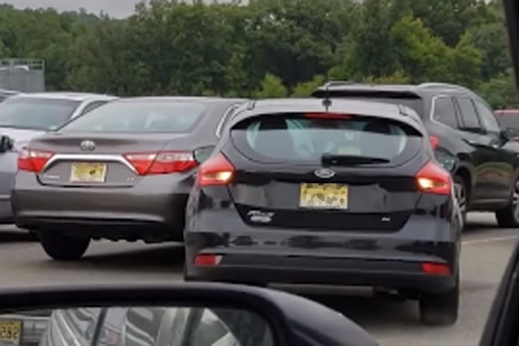 Video sa parkinga "zapalio" Facebook: Velike muke pri isparkiravanju