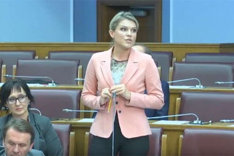 Crnogorska poslanica traži ostavku muža