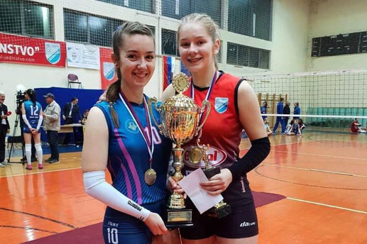 Anđela i Jovana Biberdžić, sestre na suprotnim stranama mreže