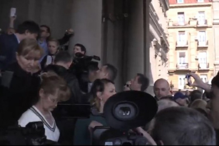 Blokirana zgrada Skupštine Beograda: Psovke, uvrede i Hitna pomoć