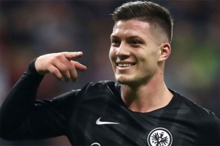 Jović u nadoknadi slomio Šalke, Grujić strijelac u porazu Herte