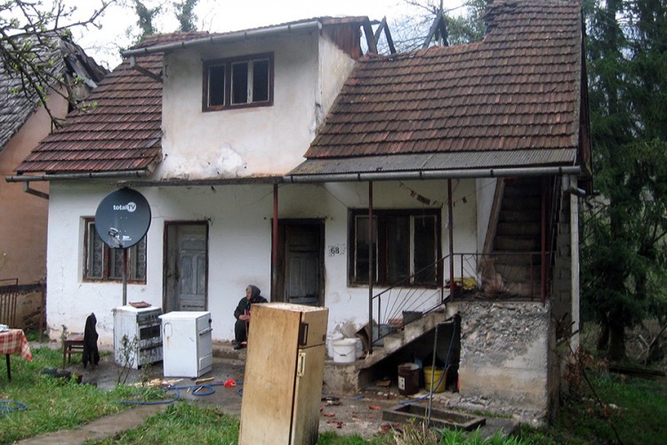 Gorjela porodična kuća, sin spasao majku u zadnji čas