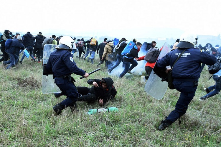 Migranti se povukli iz kampova na sjeveru Grčke