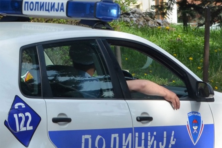 Paljanin pucao pa naoružan upao u lokal