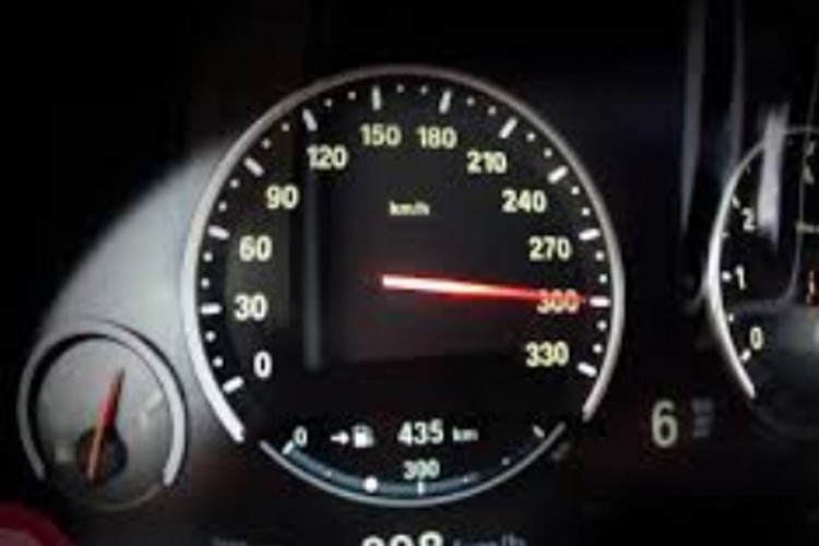 Vozio 300 km/h  i sve snimao, policija ga zaustavila pa pustila