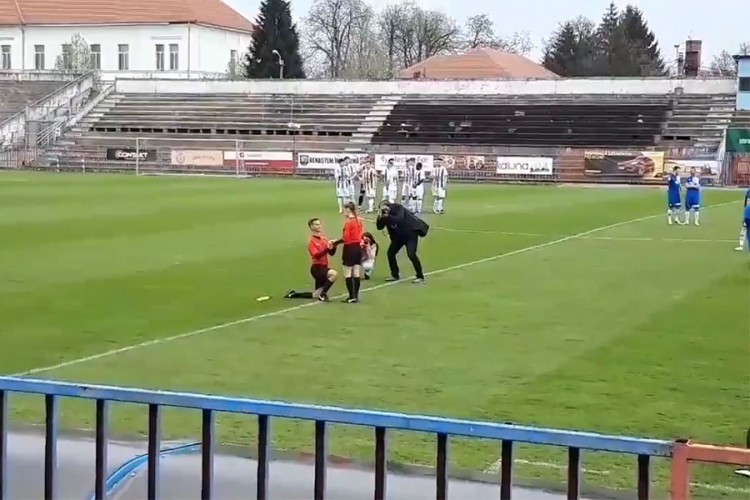 Sudija zaprosio djevojku na utakmici