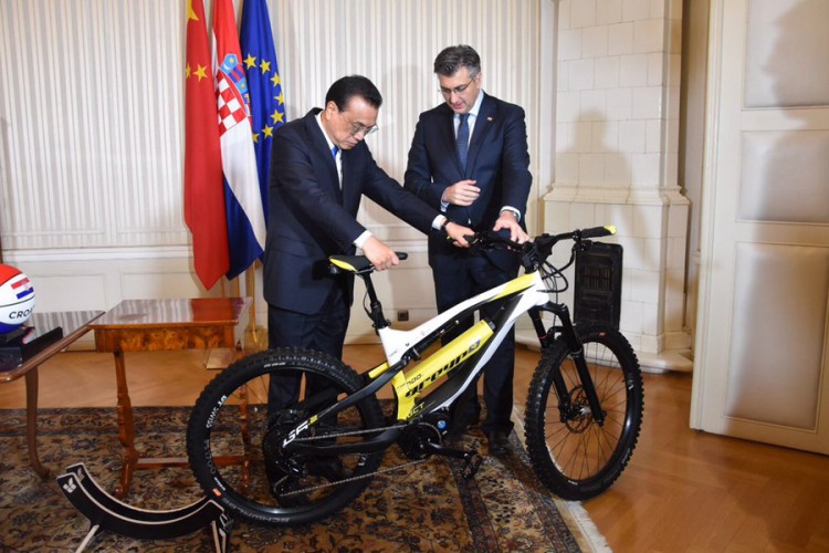 Plenković kineskom premijeru poklonio Rimčev bicikl