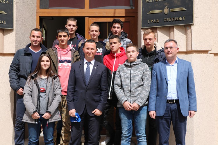 Osnovci sakupili 4.000 KM za bolesnu djevojčicu