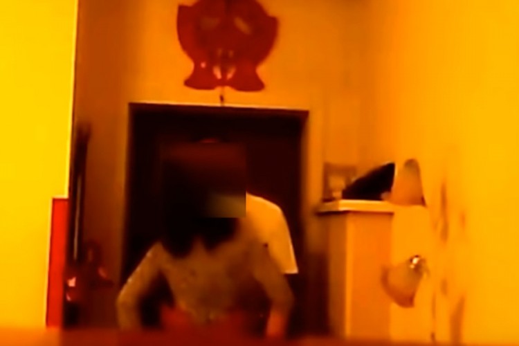 Stavio kameru da se puni pa slučajno snimio suprugu s najboljim prijateljem