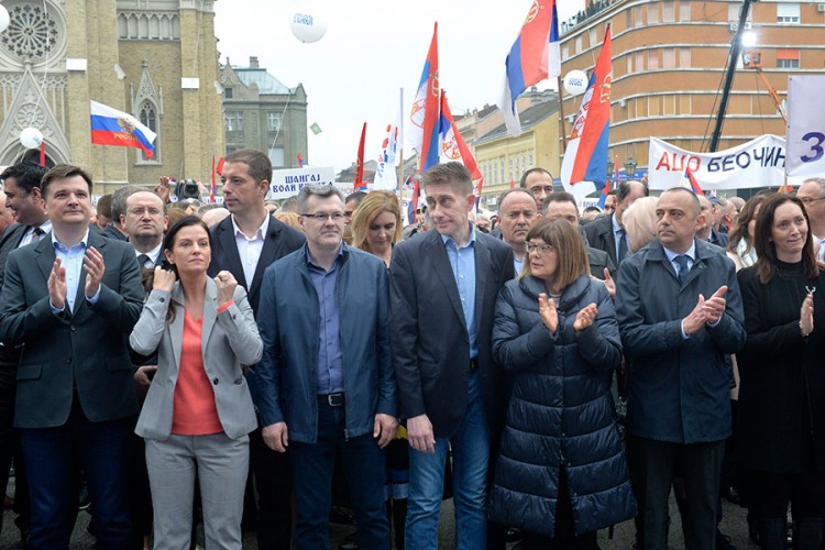 Poslanici vladajuće koalicije danju i noću u Skupštini Srbije