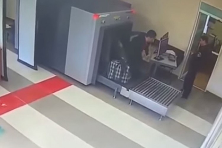 Nesvakidašnja scena na aerodromu: Zajedno sa stvarima prošao kroz pokretnu traku