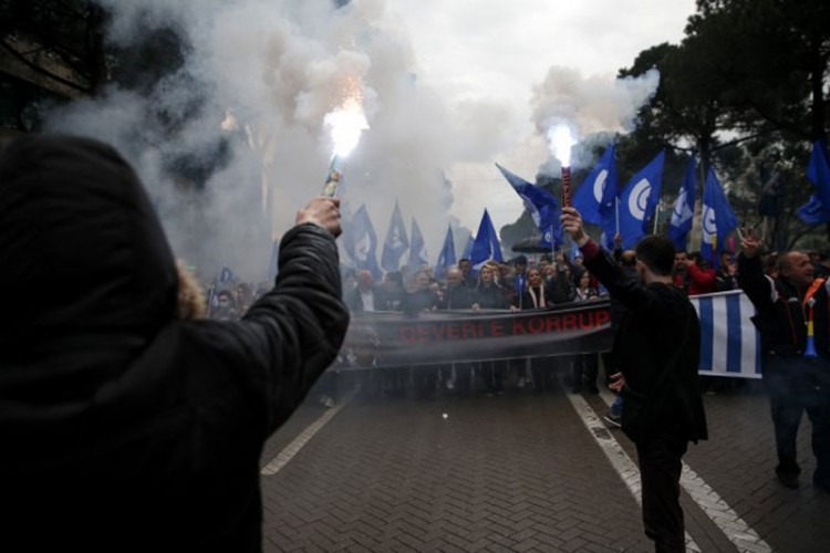 Sukobi demonstranata i policije na protestu opozicije u Tirani