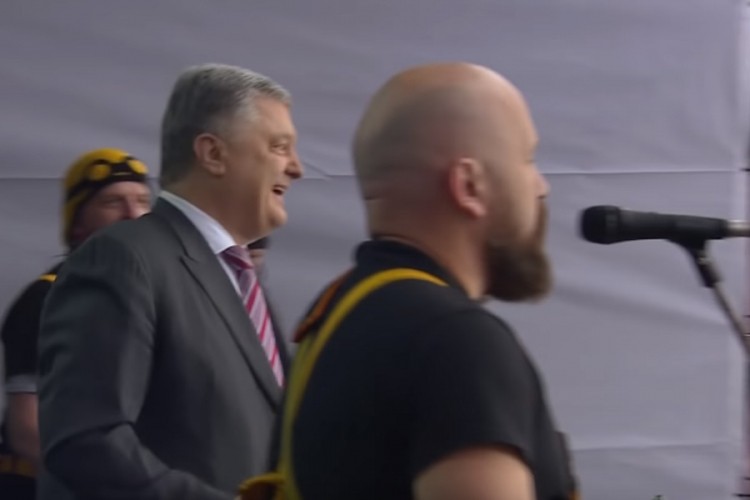 Porošenko se rasplesao čekajući izbornog rivala