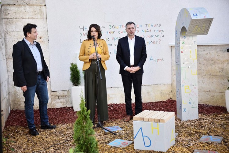 "Poeziofon" u funkciji, pritisnite dugme i uživajte u poeziji