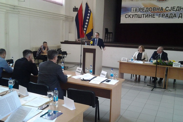 Doboj steže kaiš, plate srezane za 23 odsto