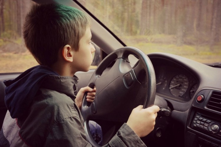 Dječak ukrao automobil, izazvao udes i povrijedio trudnicu i drugo dijete