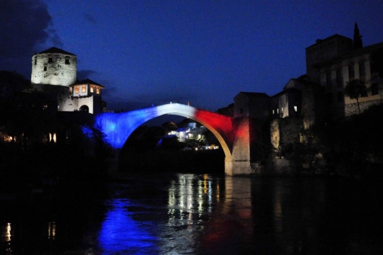 Stari most u Mostaru osvijetljen bojama francuske zastave