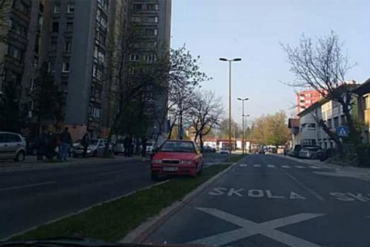 Automobil nakon sudara udario dvije učenice