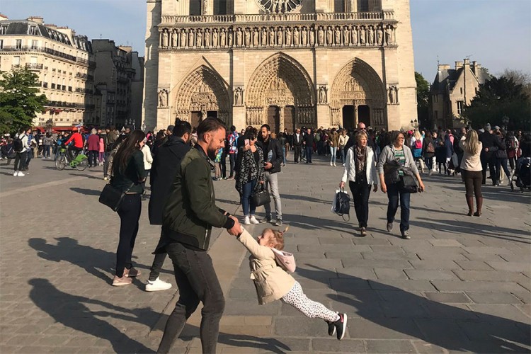 Nađeni otac i kćerka sa fotografije ispred Notr Dama