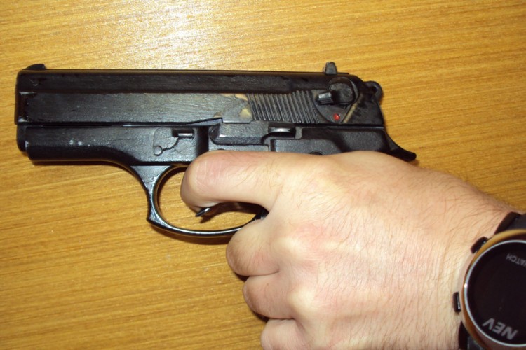 Komandir i policajac optuženi zbog pištolja
