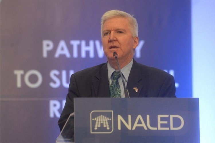 Američki ambasador pred srpskim đacima "otcijepio" Kosovo