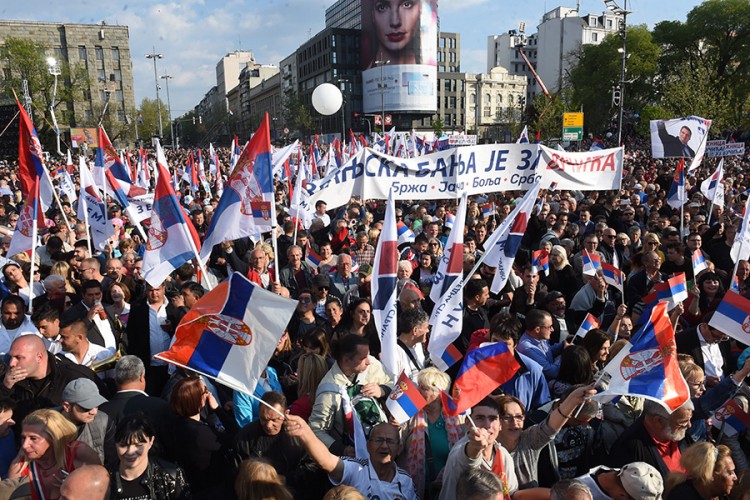 Građani iz cijele Srbije stigli u Beograd, zatvoren Brankov most