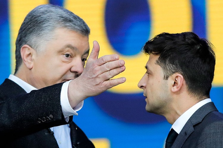 Zelenski i Porošenko razmijenili optužbe pred 22.000 ljudi