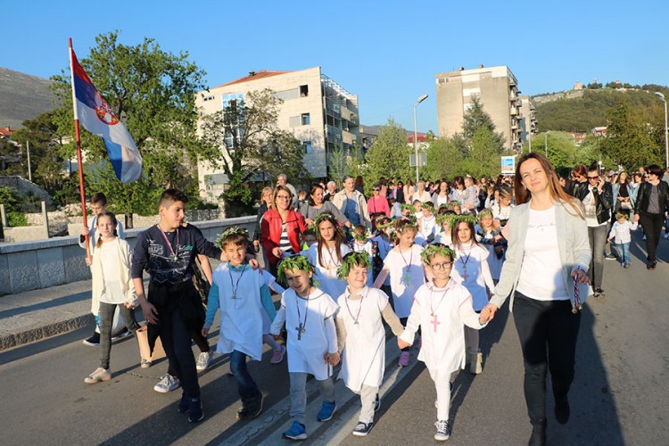 Vjenčići i mališani uljepšali Vrbicu