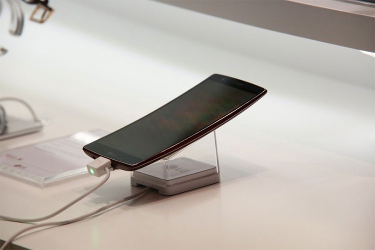 LG patentira telefon sa tri selfi kamere