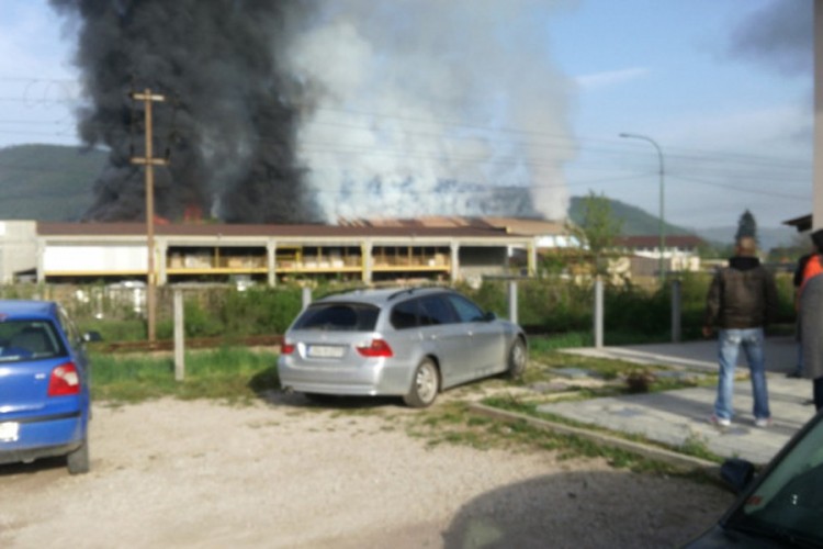 Veliki požar kod Sarajeva, gori skladište privatne firme