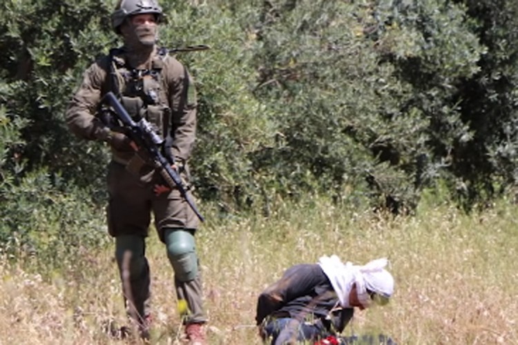 Izraelci upucali dječaka koji je imao povez preko očiju i lisice na rukama