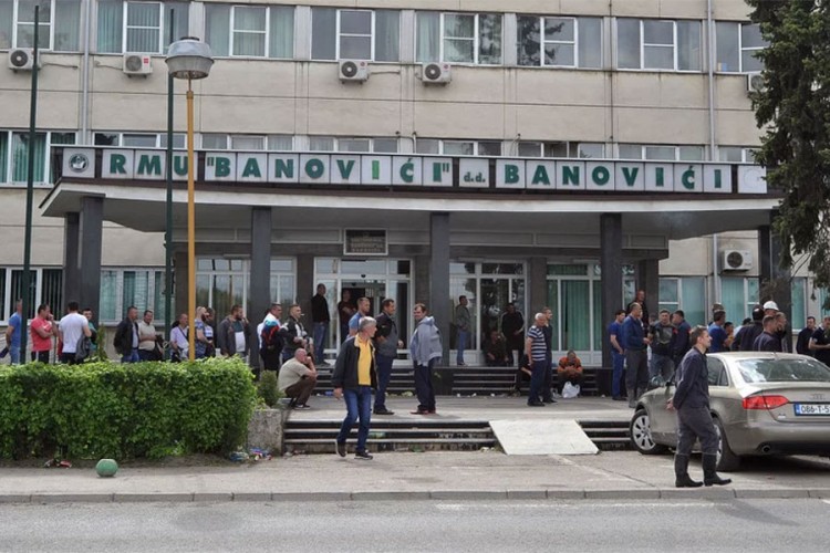 Rudari i dalje protestuju pred upravom Rudnika "Banovići"